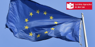Die Europäische Flagge, sie ist blau, darauf sind kreisförmig gelbe Sterne angeordnet