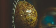 Ein antiker Globus, auf dem Africa steht