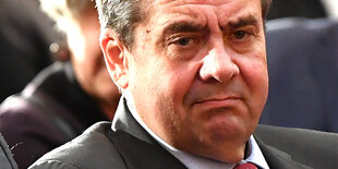 Zu sehen ist das Gesicht von Sigmar Gabriel mit einem zerknautschtem Ausdruck und vielen Falten auf der Stirn.