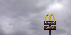 McDonald's-Logo vor bewölktem Hintergrund
