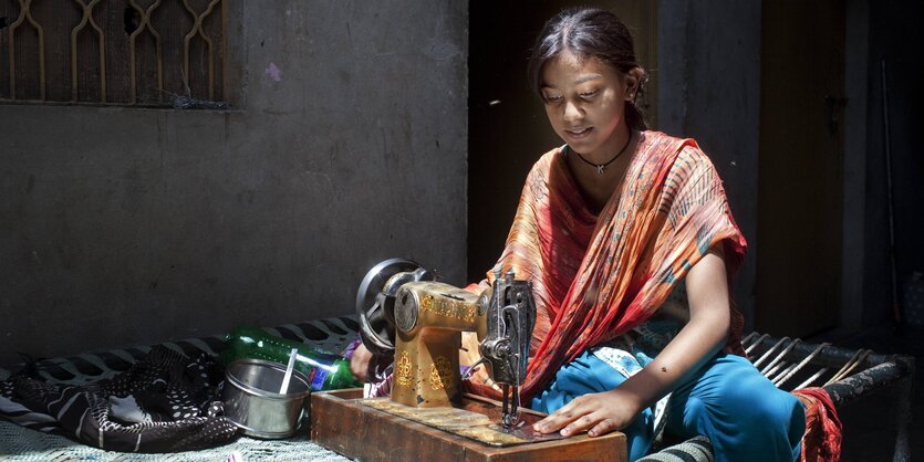 Pakistanerin mit Nähmaschine