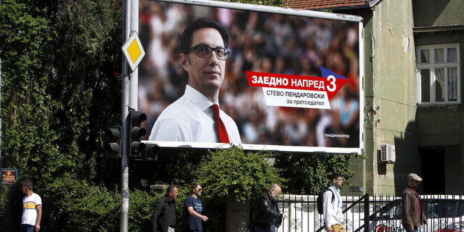 Stevo Pendarovski jubelt mit Zoran Zaev auf der Bühne stehend, sie haben sich in Siegerpose geworfen