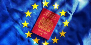 EIn Pass auf einer blauen EU-Fahne