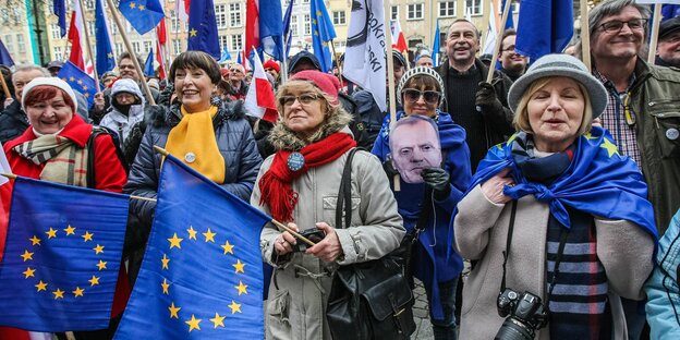 RegierungsgegnerInnen demonstrieren in Polen für Donald Tusk und tragen EU-Flaggen