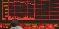 Chinese beobachtet sinkenden Börsenindex
