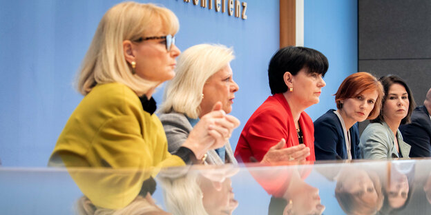 Karin Maag (l-r, CDU), gesundheitspolitische Sprecherin der CDU/CSU-Bundestagsfraktion, Hilde Mattheis (SPD), Christine Aschenberg-Dugnus, gesundheitspolitische Sprecherin der FDP-Bundestagsfraktion, Katja Kipping, Parteivorsitzende von Die Linke, und An