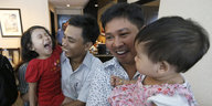 Kyaw Soe Oo und Wa Lone haten ihre Kinder in den Armen