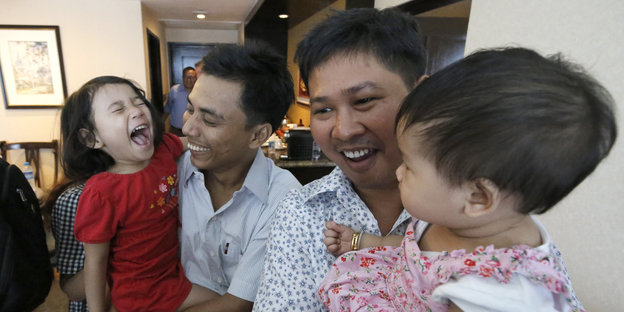 Kyaw Soe Oo und Wa Lone haten ihre Kinder in den Armen