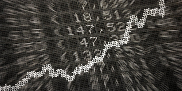 Die große Anzeige in der Börse zeigt die Dax-Kurve und verschiedene Börsenkurse