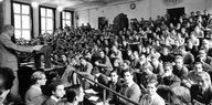 Studenten in einem Hörsaal der Uni Hamburg im Jahr 1956
