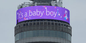 Der Fernsehturm BT Tower zeigt eine Botschaft zur Feier der Geburt des ersten Baby von Harry und Meghan