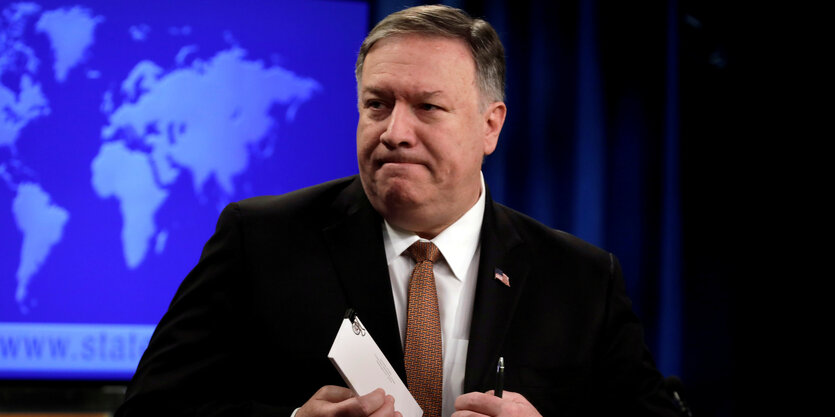 Mike Pompeo mit Stift und Notizblock in der Hand