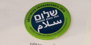 Ein Button mit hebräischer und deutscher Aufschrift