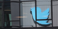 Das Twitter-Logo, ein fliegender Spatz, an einer Fassade