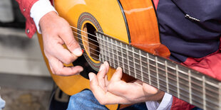 Straßenmusiker mit Gitarre