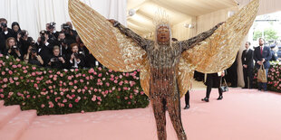 Schauspieler Billy Porter in einem aufwendigen Kostüm bei der Met Gala 2019