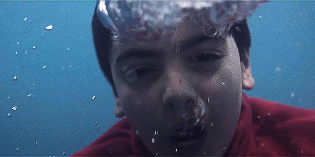 Screenshot aus dem „Die Partei“-Werbespot - er zeigt einen Jungen unter Wasser