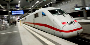 Ein ICE fährt im Berliner Hauptbahnhof ab. (Wischeffekt durch Mitziehen)