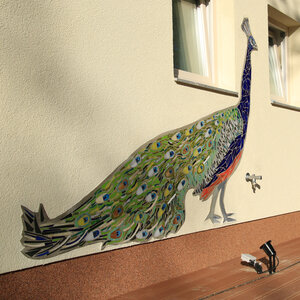 Mosaik eines Pfaus an der Hauswand Mosaik eines Pfaus an der Hauswand