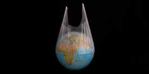 Ein Globus in einer Plastiktüte