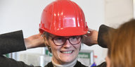 Bundesbildungs- und Forschungsministerin Anja Karliczek (CDU) trägt einen Bauarbeiterhelm