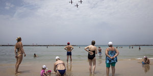 Flugzeuge der israelischen Luftwaffe zum 71. Unabhängigkeitstag Israels über einen Strand