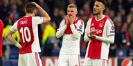 Dusan Tadic, Daley Sinkgraven und Noussair Mazraoui von Ajax Amsterdam enttäuscht nach der Niederlage gegen Tottenham Hotspur im Halbfinale der Champions League