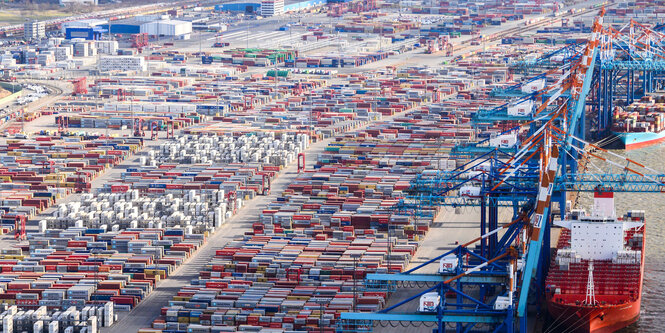 Luftbild von Container-Terminal in Bremerhaven