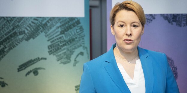 Bundesfamilienministerin Franziska Giffey, SPD, steht vor bunten Bildern bei der Vorstellung des neuen Online-Regenbogenportals.