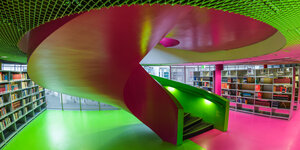 Bunt und in leuchtenden Farbe: Das Innere der BTU-Bibliothek in Cottbus