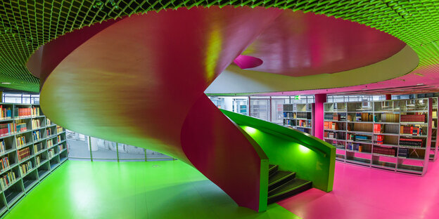 Bunt und in leuchtenden Farbe: Das Innere der BTU-Bibliothek in Cottbus