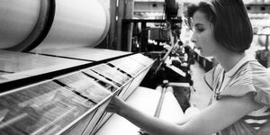 Schwarz-weiß-Fotografie einer Frau an deiner Maschine