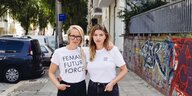 Gründerinnen Susann Hoffmann (li.) und Nora-Vanessa Wohlert Arm in Arm auf der Straße