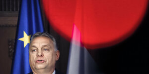 Viktor Orbán steht vor einer Europafahne
