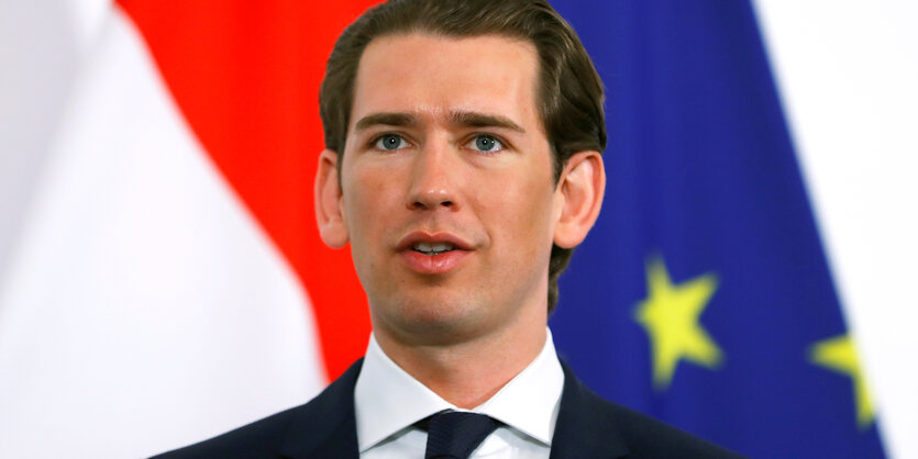 Österreichs Bundeskanzler Sebastian Kurz vor einer österrichischen und einer EU-Flagge