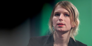 Chelsea Manning vor einer grünen Wand