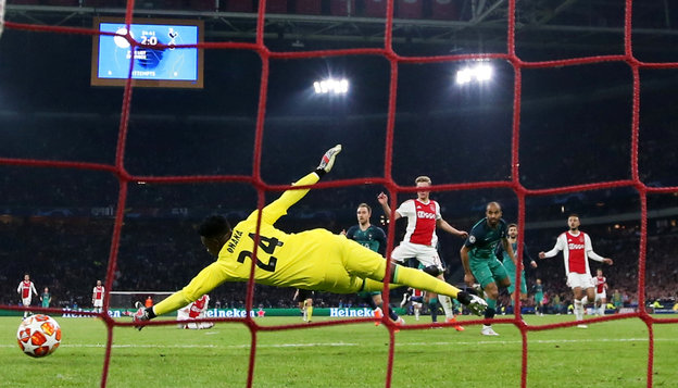 Foto durch das Netz des Tors; das erste Tor von Tottenham Hotspur gegen Ajax Amsterdam