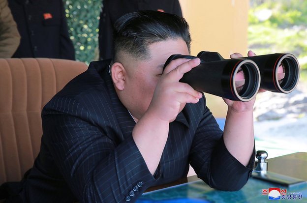 Nord Koreas Präsident Kim Jong Un beobachtet durch ein Fernglas ein Militärmanöver