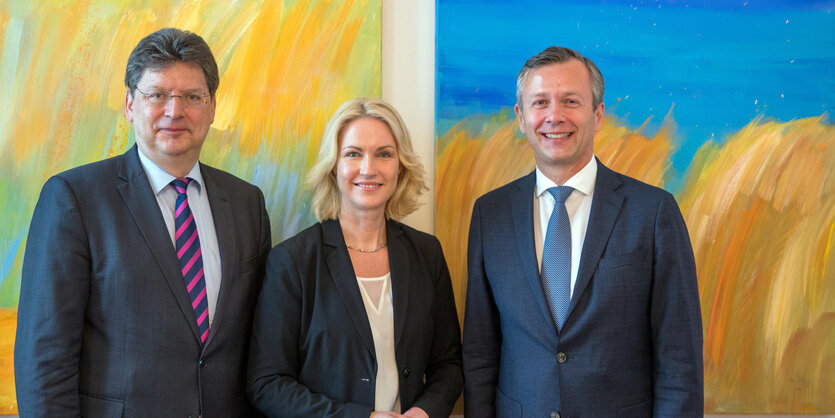 Die Ministerpräsidentin von Mecklenburg-Vorpommern, Manuela Schwesig (SPD), stellt den neuen Finanzminister für Mecklenburg-Vorpommern, Reinhard Meyer (l, SPD), und den neuen Chef der Staatskanzlei, Heiko Geue (r), bei einer Pressekonferenz vor.