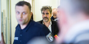 Deniz Yücel, deutsch-türkischer Journalist, am Amtsgericht Tiergarten