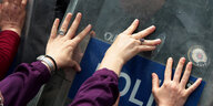 Demonstrierende stoßen mit ihren Händen gegen die Schilde der türkischen Polizei