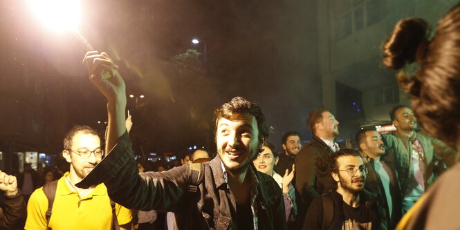 Ein Demonstrant in Istanbul hält ein bengalisches Feuer in der Hand