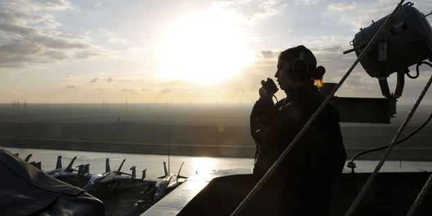 EIne Marinesoldatin steht auf der Brücke des US-Flugzeugträgers auf dem Weg in den Persischen Golf