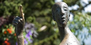 Eine Skulptur mit erhobenem Zeigefinger