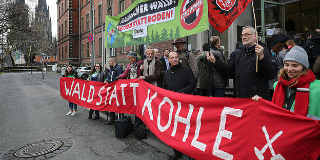 Demonstranten gegen Kohle-Tagebau mit Bannern