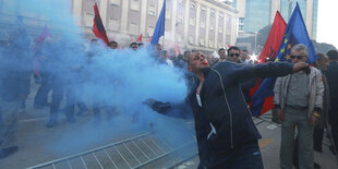 Nebelschwaden ziehen am Samstag durch die Straßen in Tirana