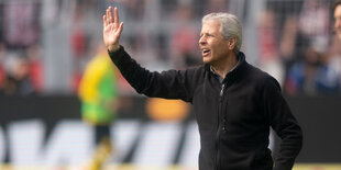 Dortmunds Trainer Lucien Favre gestikuliert