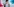 Lyra McKee vor einer bemalten Wand, lächelnd