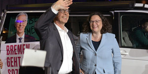Carsten Sehling winkt, neben ihm steht Andrea Nahles und lacht