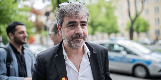 Deniz Yücel vor dem Eingang des Amtsgerichts